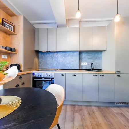 Lovely One Bedroom Apartment *