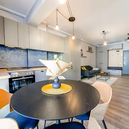 Lovely One Bedroom Apartment *